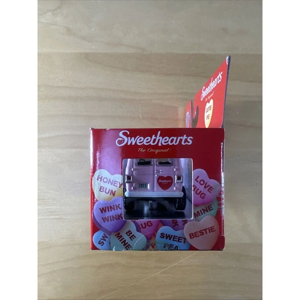 M2 Machines Sweethearts Chevrolet Van G10 1:64 CHASE